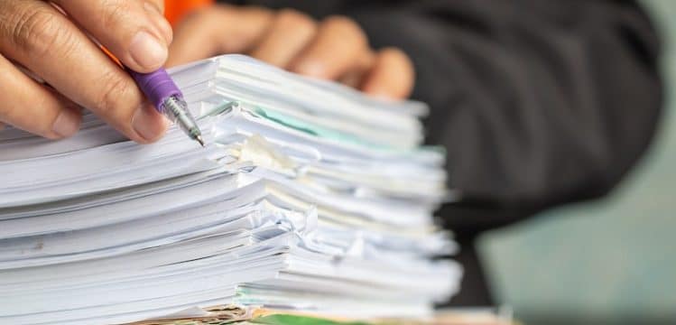 iStock-1136377451-min Homeschool mother recordkeeping